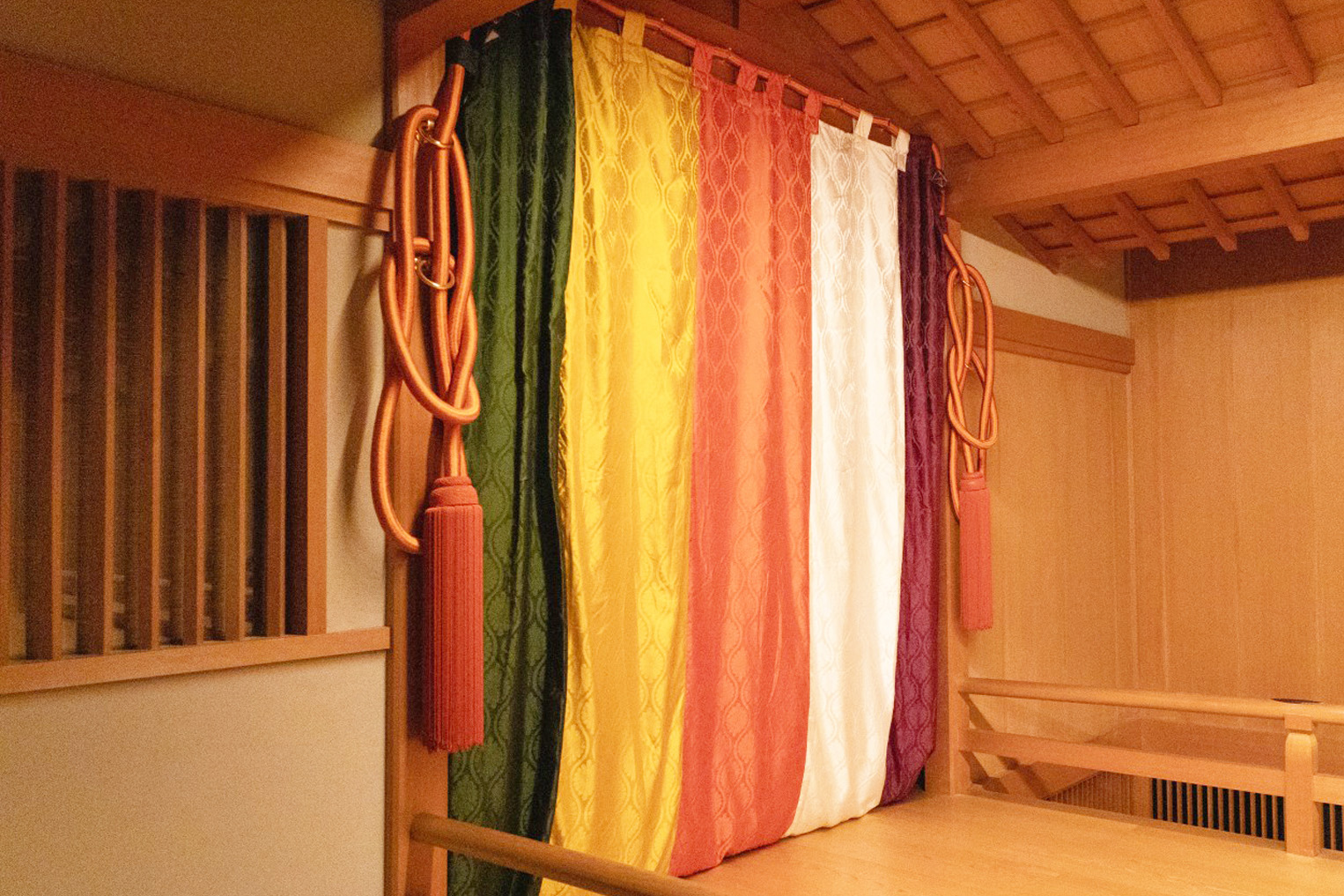 Agemaku (Multicolored Curtain)